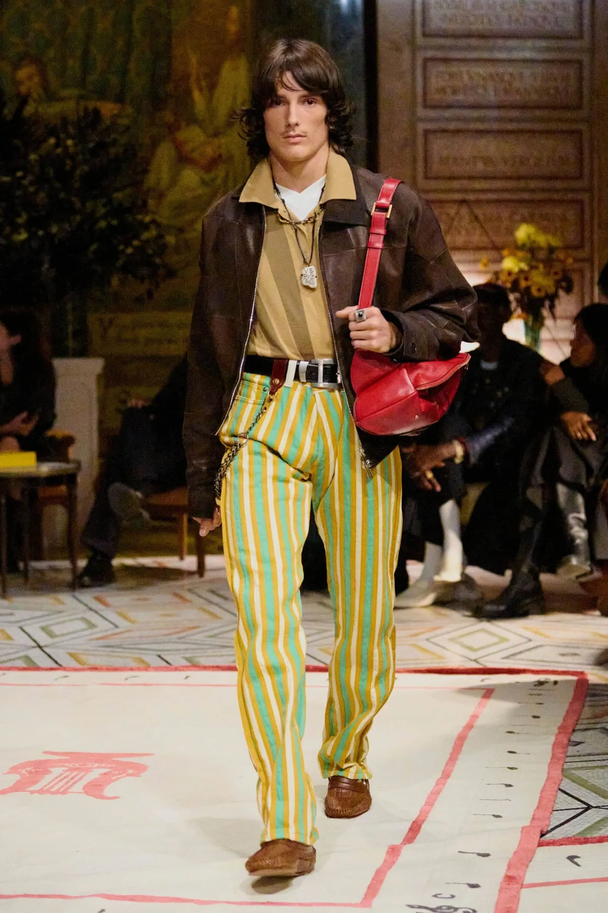 Dario Vitale signe sa première collection pour Versace printemps 2026, placée sous le signe des années 1980