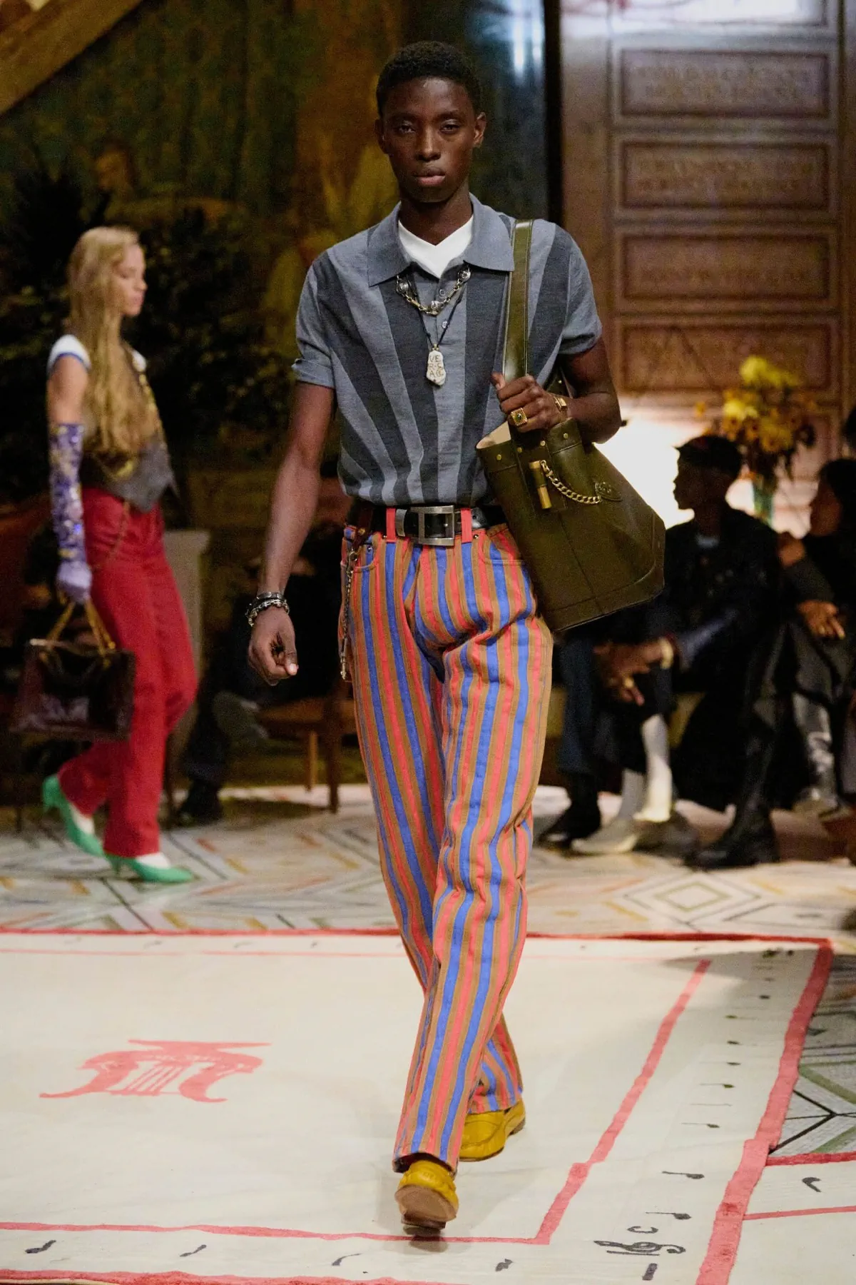 Dario Vitale signe sa première collection pour Versace printemps 2026, placée sous le signe des années 1980