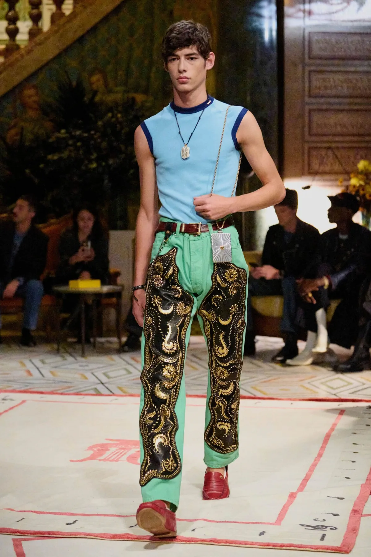 Dario Vitale signe sa première collection pour Versace printemps 2026, placée sous le signe des années 1980