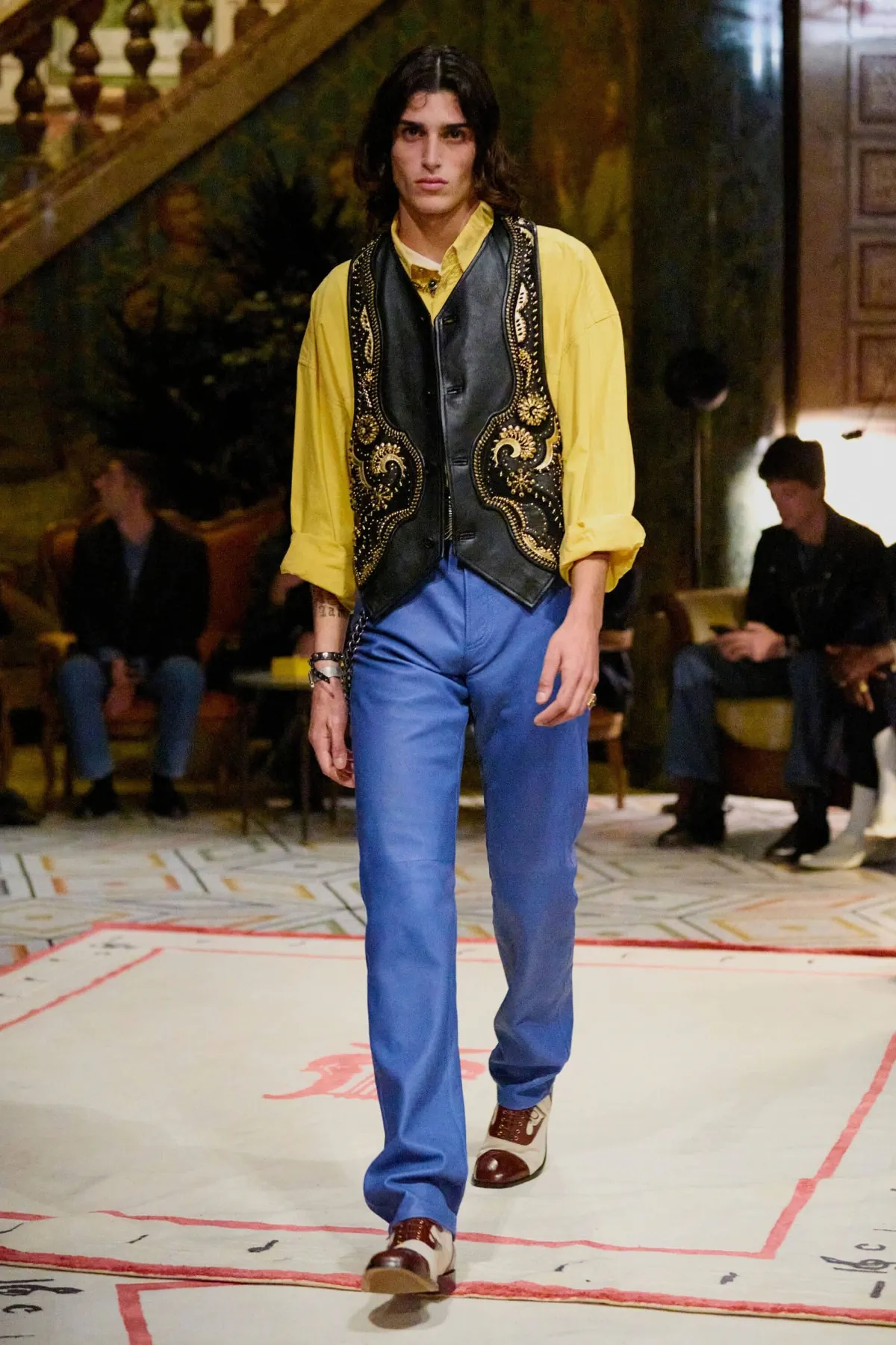 Dario Vitale signe sa première collection pour Versace printemps 2026, placée sous le signe des années 1980