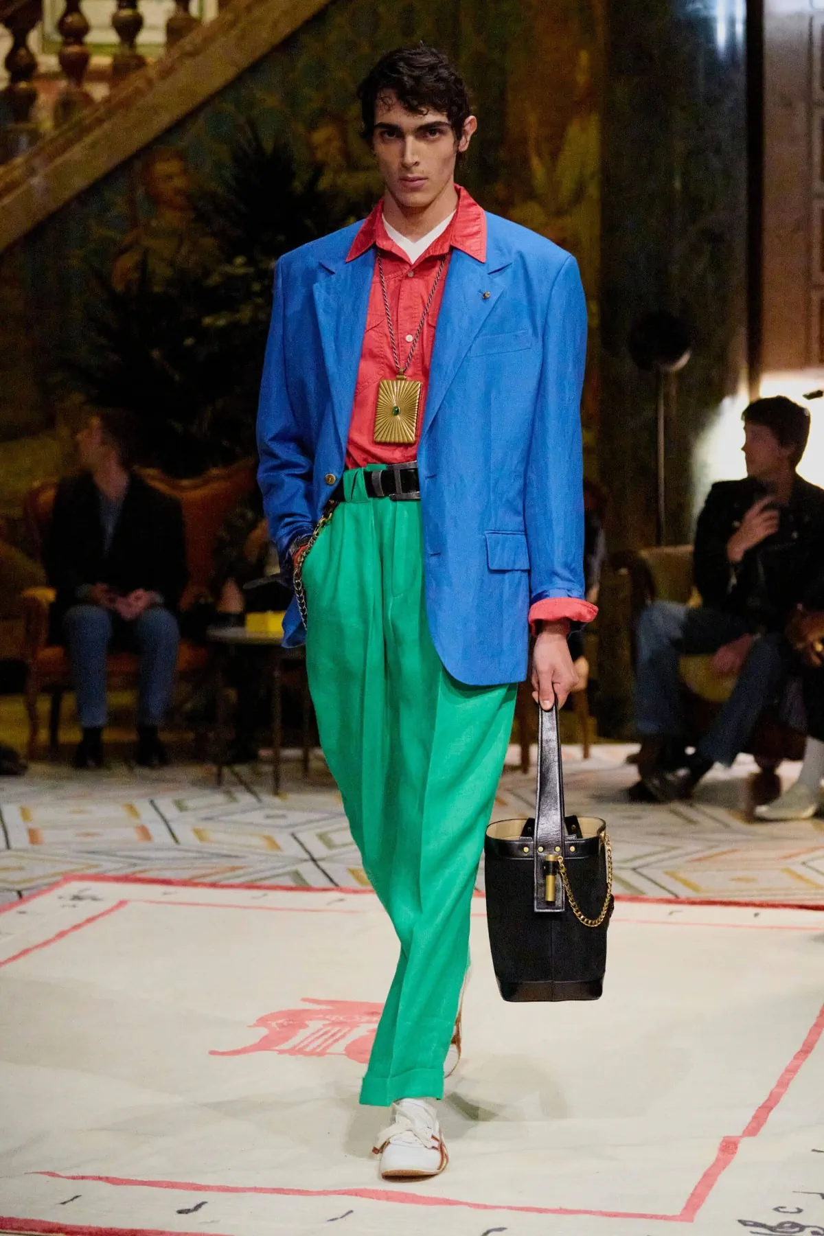 Dario Vitale signe sa première collection pour Versace printemps 2026, placée sous le signe des années 1980