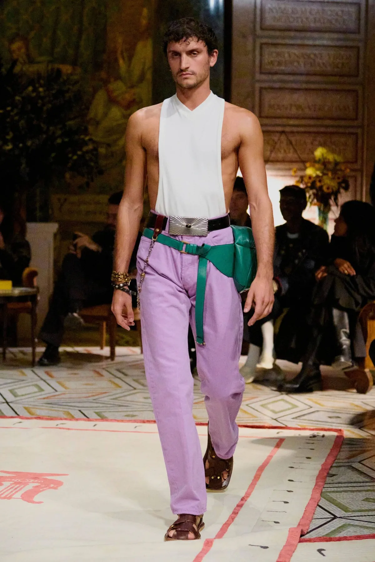 Dario Vitale signe sa première collection pour Versace printemps 2026, placée sous le signe des années 1980