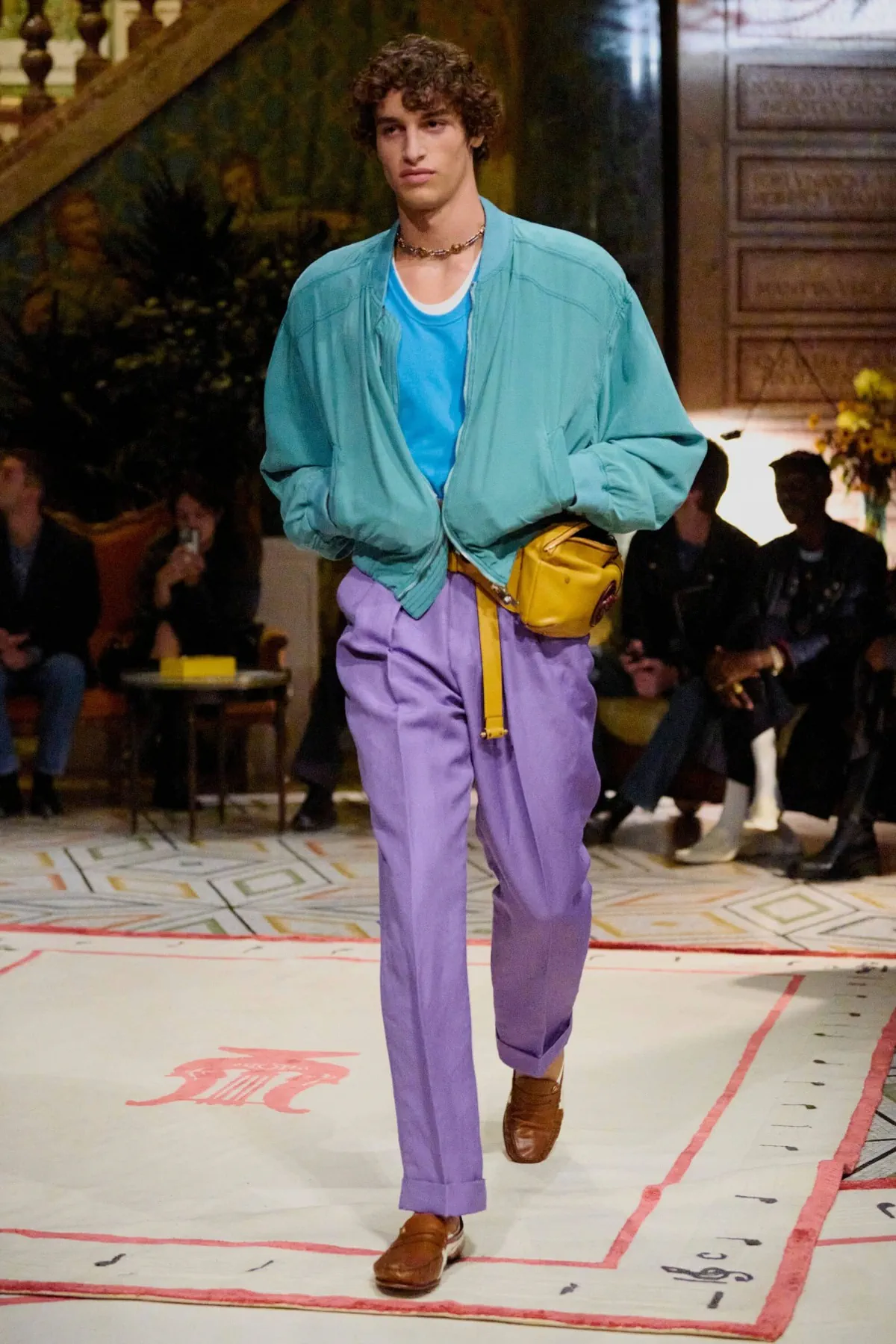 Dario Vitale signe sa première collection pour Versace printemps 2026, placée sous le signe des années 1980