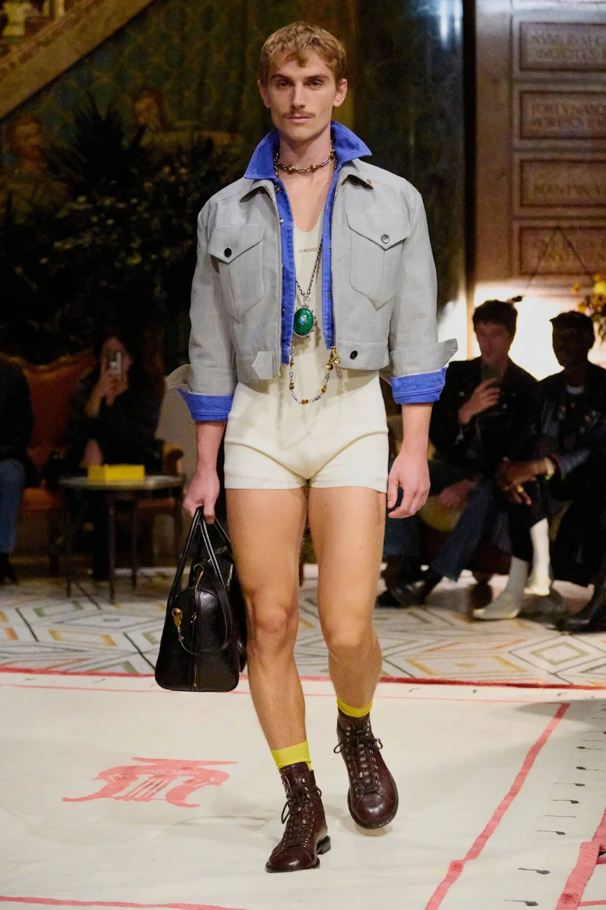 Dario Vitale signe sa première collection pour Versace printemps 2026, placée sous le signe des années 1980