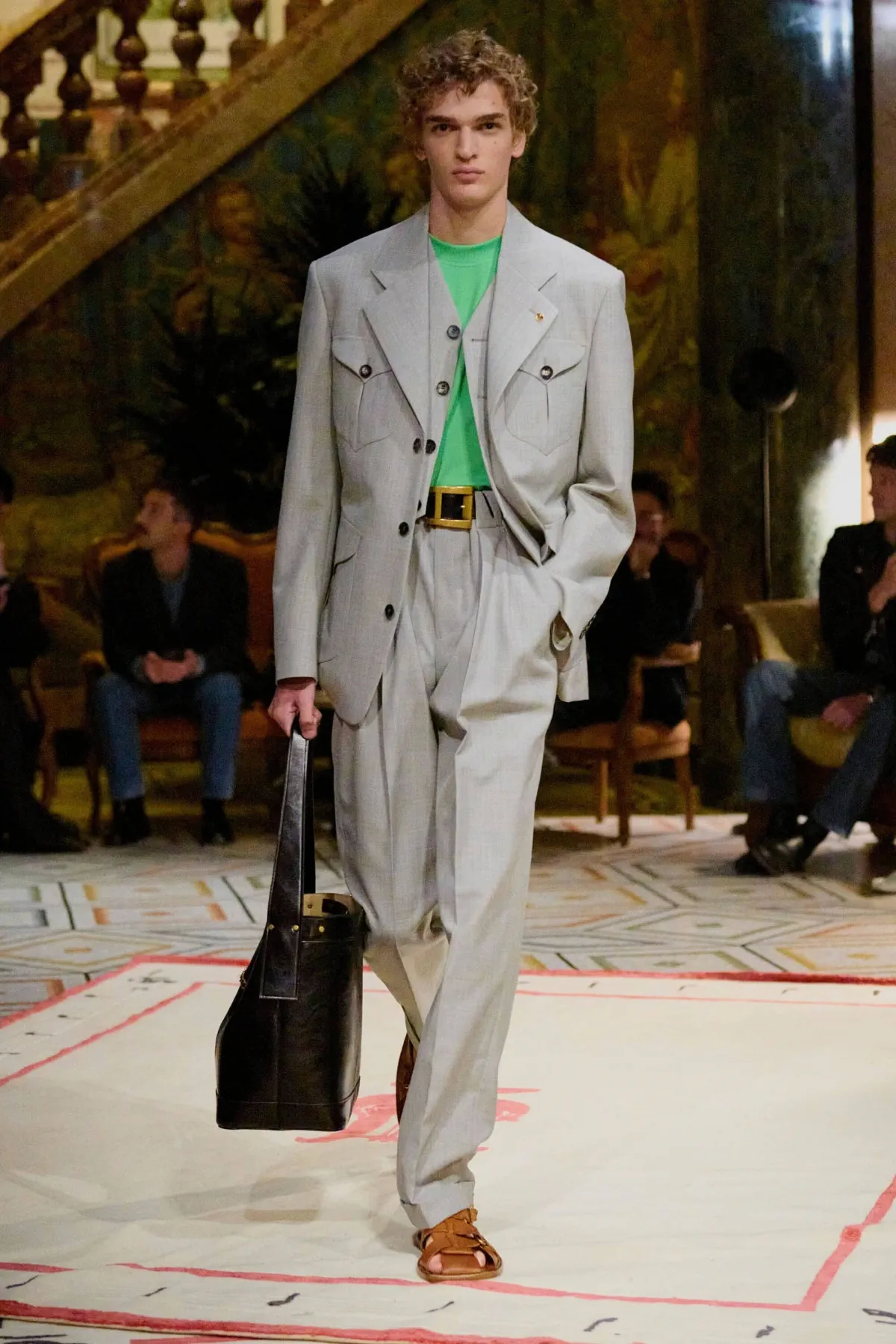 Dario Vitale signe sa première collection pour Versace printemps 2026, placée sous le signe des années 1980