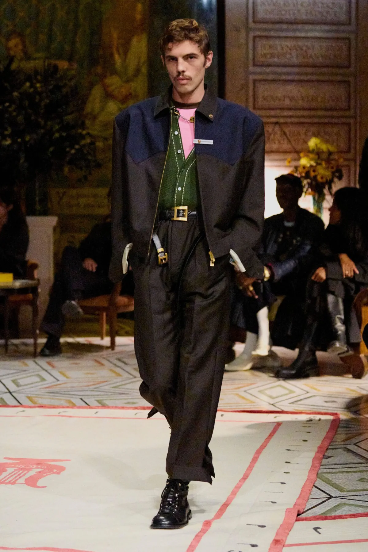 Dario Vitale signe sa première collection pour Versace printemps 2026, placée sous le signe des années 1980