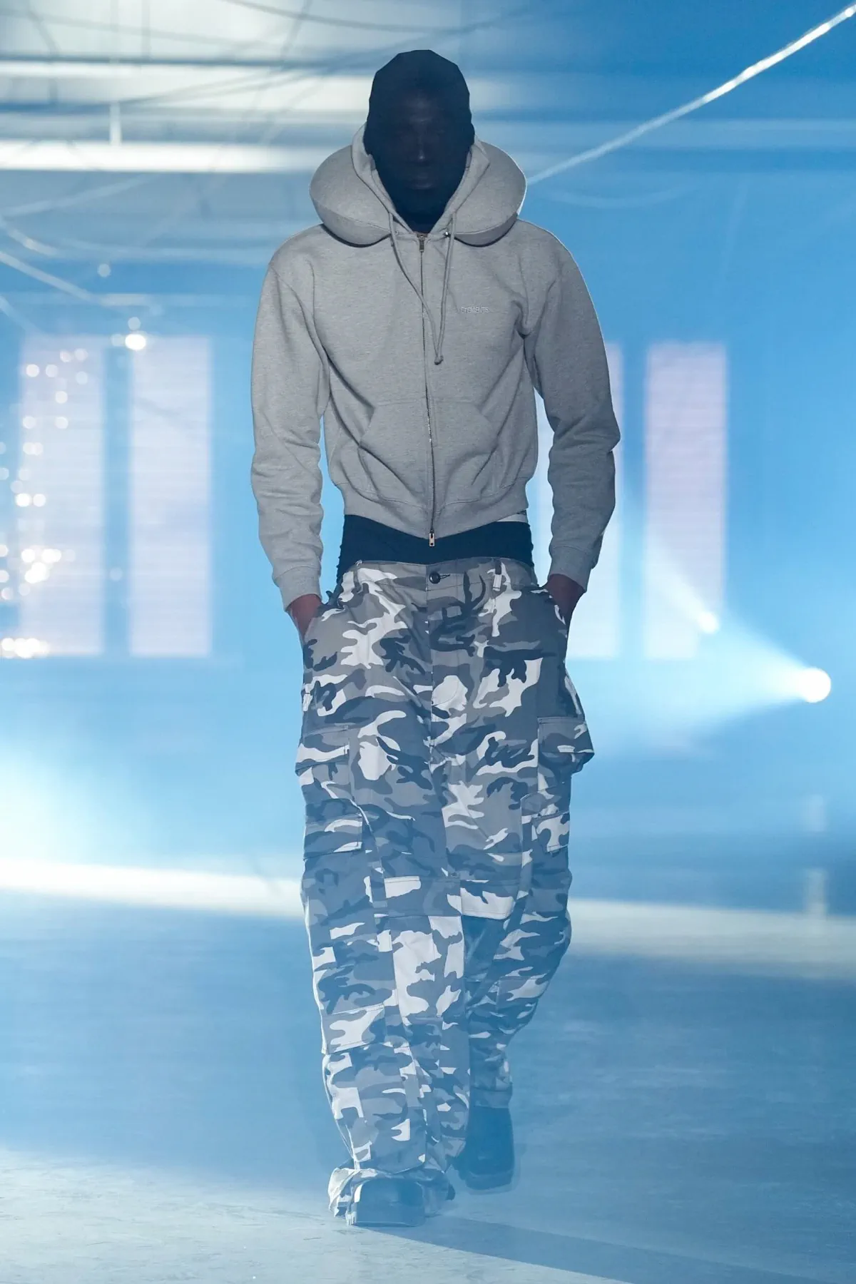 La collection Vêtements printemps 2026 : entre clubwear urbain et tailoring déconstruit