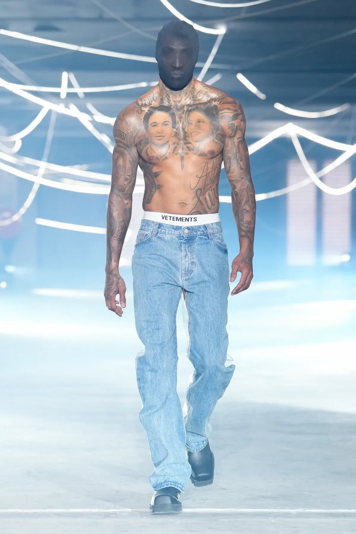 La collection Vêtements printemps 2026 : entre clubwear urbain et tailoring déconstruit