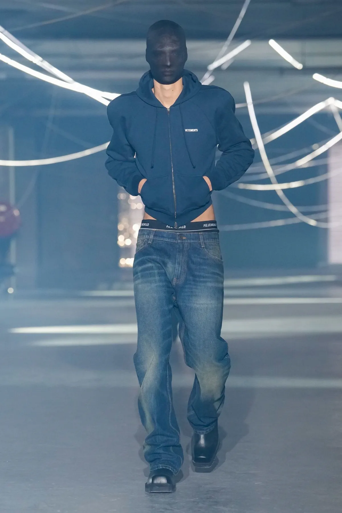 La collection Vêtements printemps 2026 : entre clubwear urbain et tailoring déconstruit