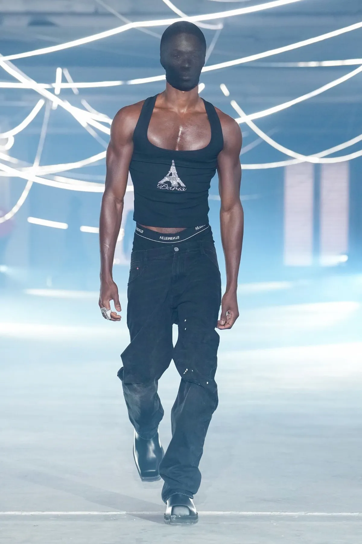 La collection Vêtements printemps 2026 : entre clubwear urbain et tailoring déconstruit
