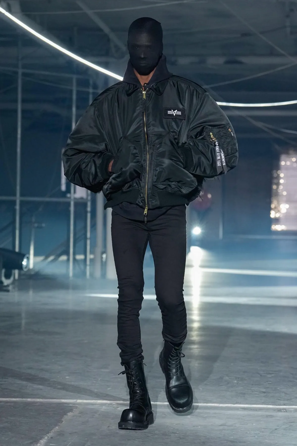 Vetements Spring Summer 2026 Paris Fashion Week 2 La collection Vêtements printemps 2026 : entre clubwear urbain et tailoring déconstruit