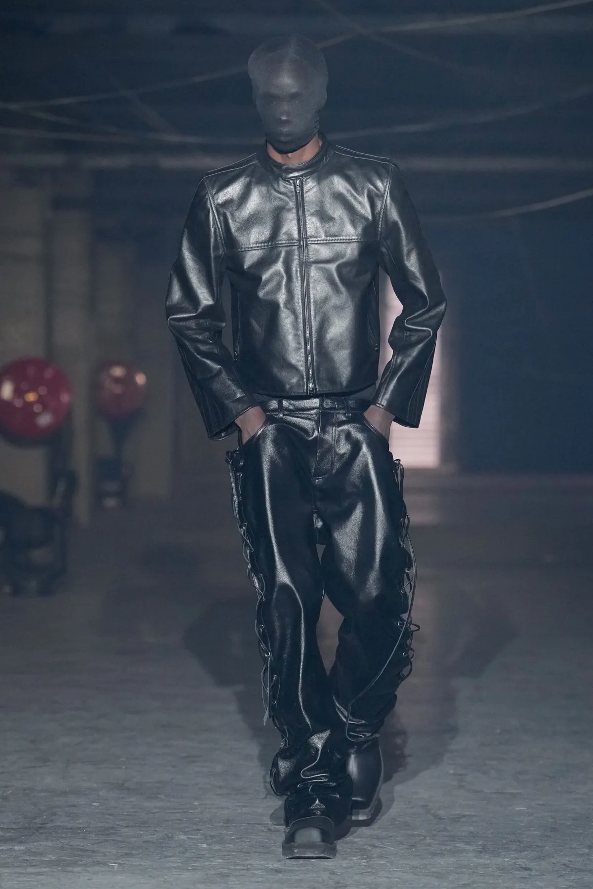 La collection Vêtements printemps 2026 : entre clubwear urbain et tailoring déconstruit