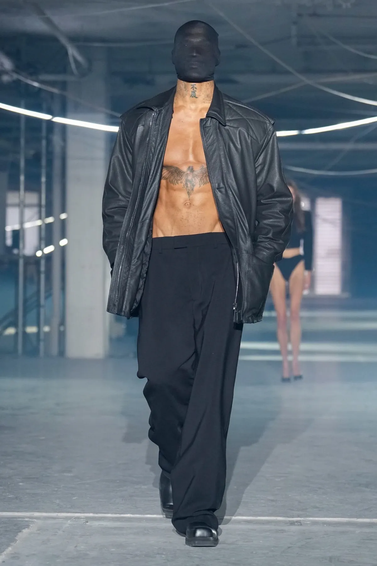 La collection Vêtements printemps 2026 : entre clubwear urbain et tailoring déconstruit