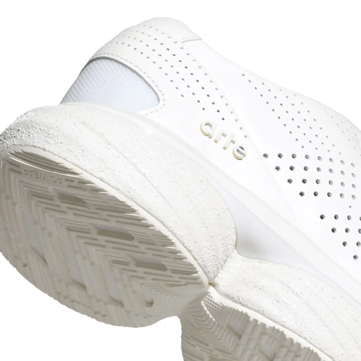 adidas Lightblaze POD x Arte 6 L’adidas Lightblaze POD x Arte est disponible en exclusivité sur CONFIRMED