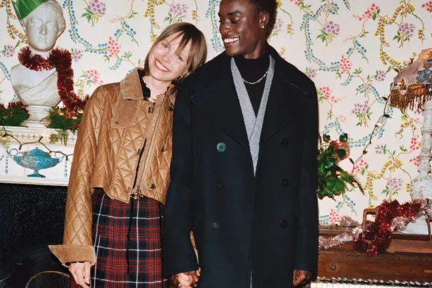 Burberry célèbre un Noël très britannique avec Jennifer Saunders et Naomi Campbell