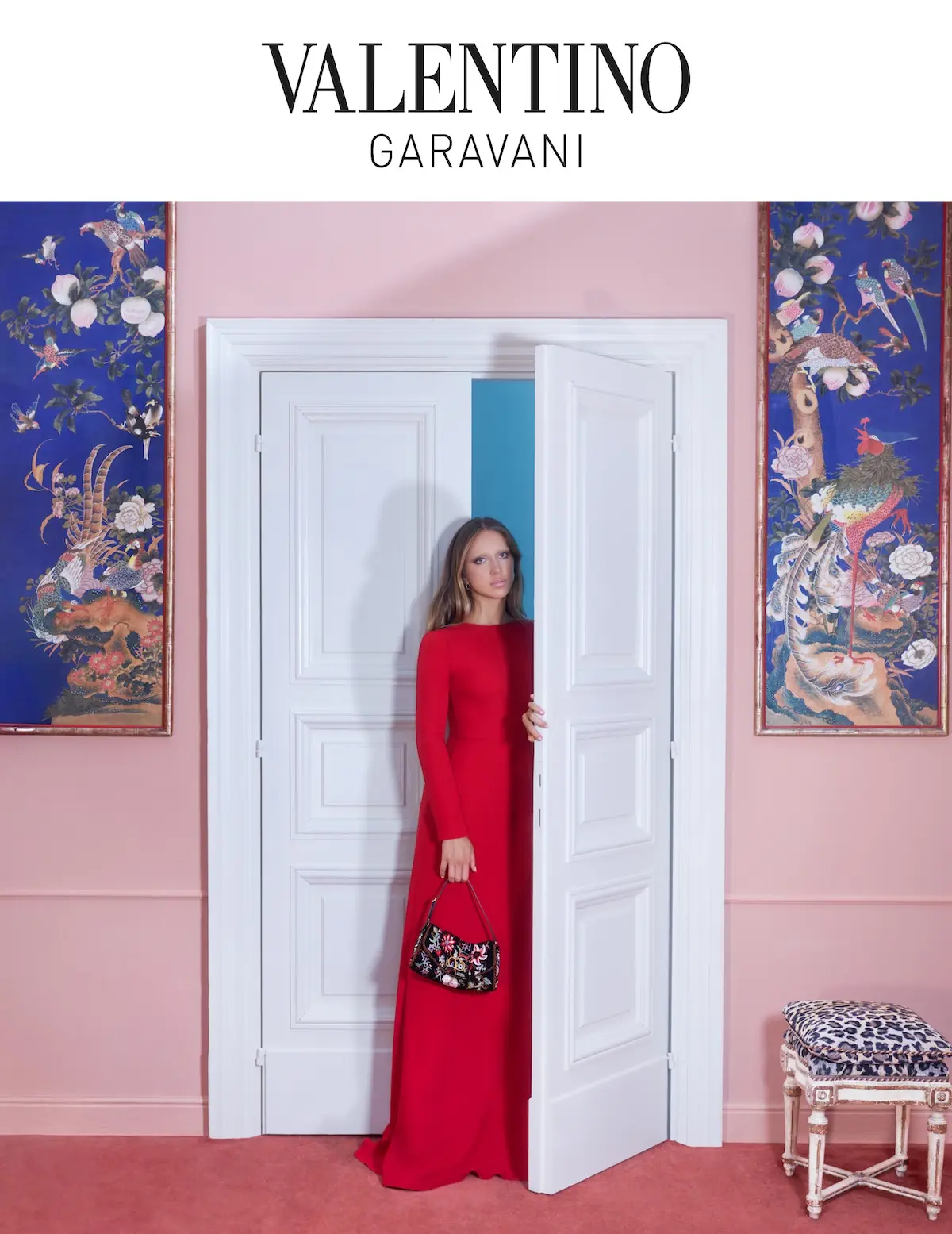 La campagne Croisière 2026 de Valentino : Dakota Johnson, muse d’un hôtel romain signé Alessandro Michele