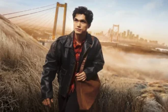 Charles Melton et Elle Fanning illuminent la campagne féerique de Coach pour les fêtes 2025