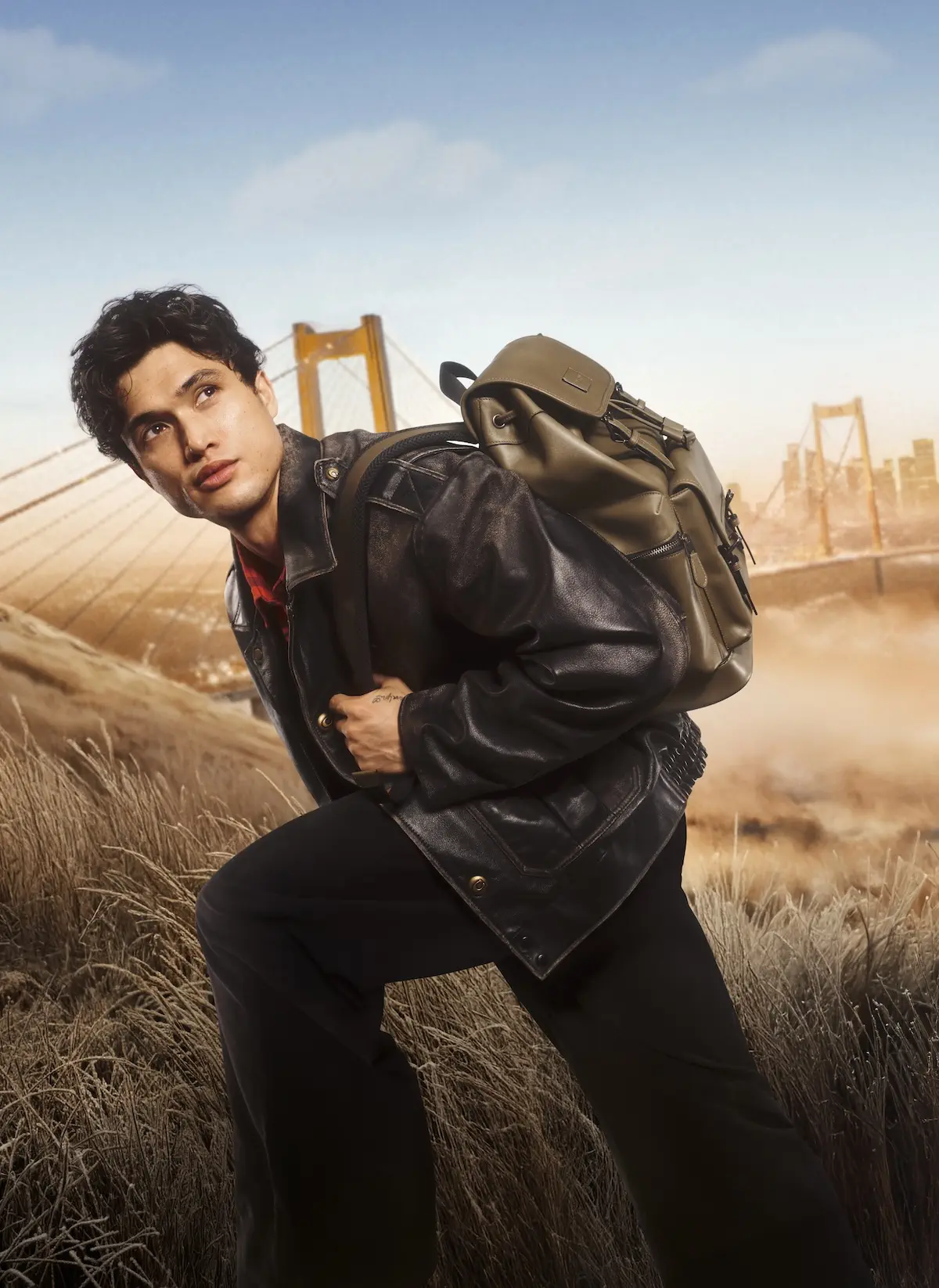 Charles Melton et Elle Fanning illuminent la campagne féerique de Coach pour les fêtes 2025