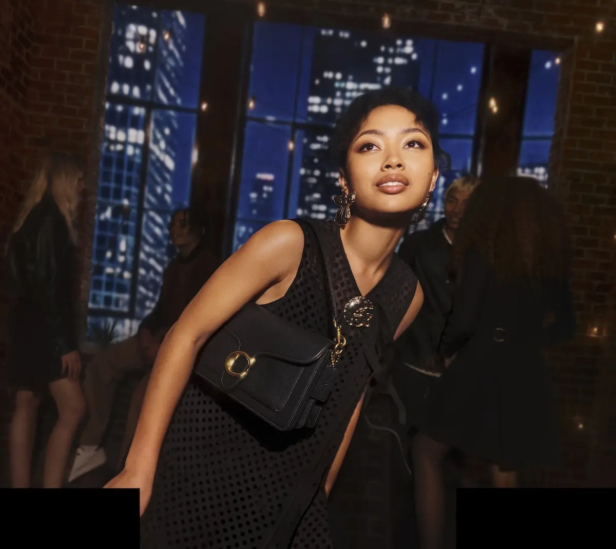 Charles Melton et Elle Fanning illuminent la campagne féerique de Coach pour les fêtes 2025