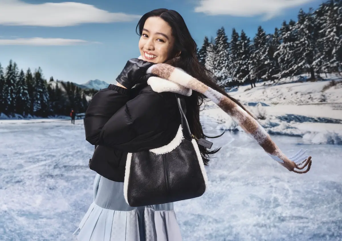 Charles Melton et Elle Fanning illuminent la campagne féerique de Coach pour les fêtes 2025