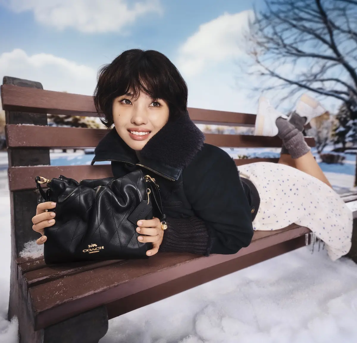 Charles Melton et Elle Fanning illuminent la campagne féerique de Coach pour les fêtes 2025