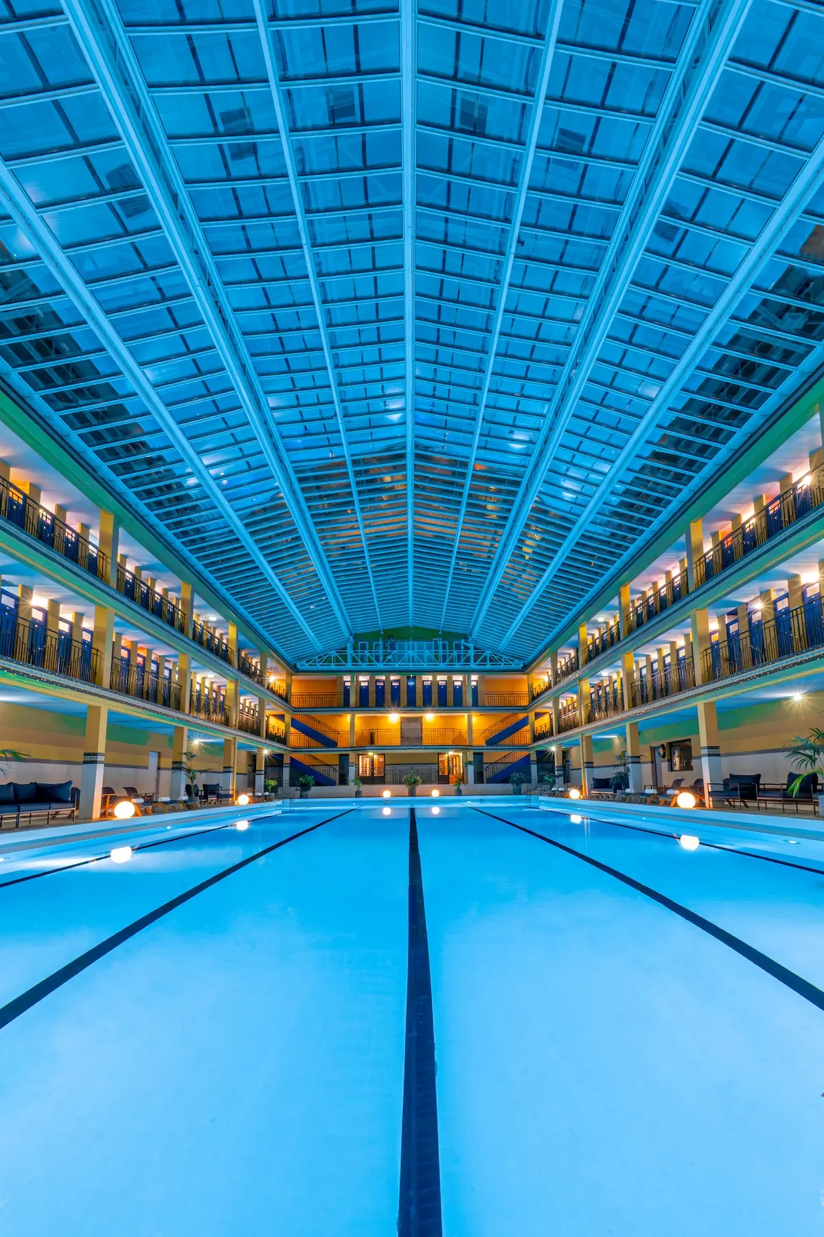 Réveillon 2026 : l’hôtel Molitor met aux enchères une nuit d’exception avec bain de minuit dans son bassin Art déco