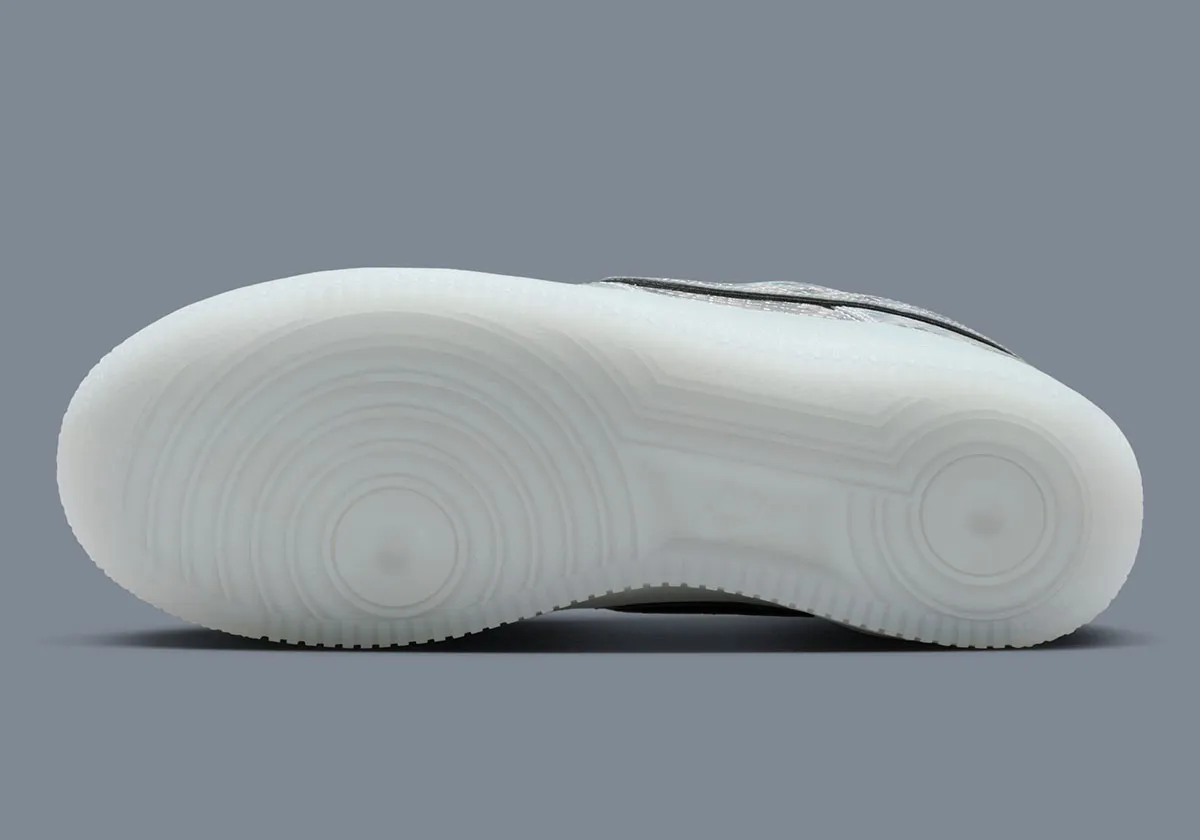 La Nike Air Force 1 Low « Lenticular » rend hommage à Kobe Bryant avec une finition métallique évolutive