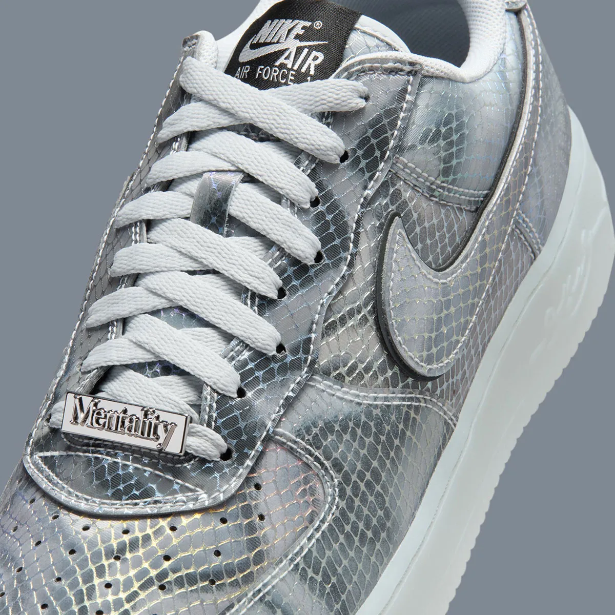 La Nike Air Force 1 Low « Lenticular » rend hommage à Kobe Bryant avec une finition métallique évolutive