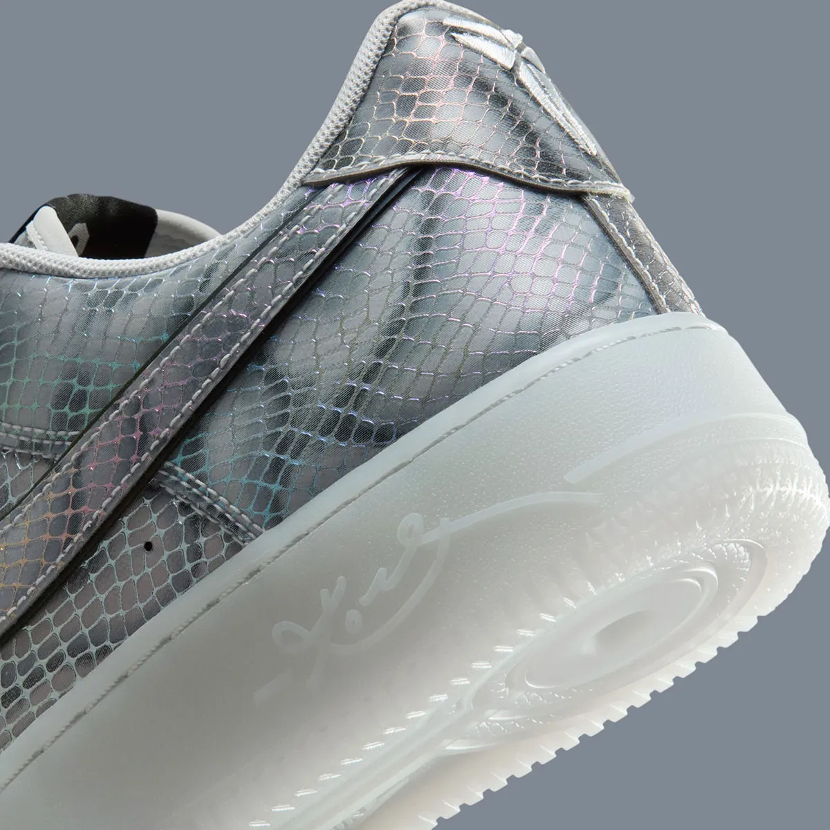 La Nike Air Force 1 Low « Lenticular » rend hommage à Kobe Bryant avec une finition métallique évolutive