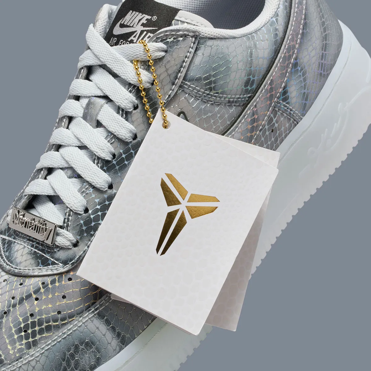 La Nike Air Force 1 Low « Lenticular » rend hommage à Kobe Bryant avec une finition métallique évolutive