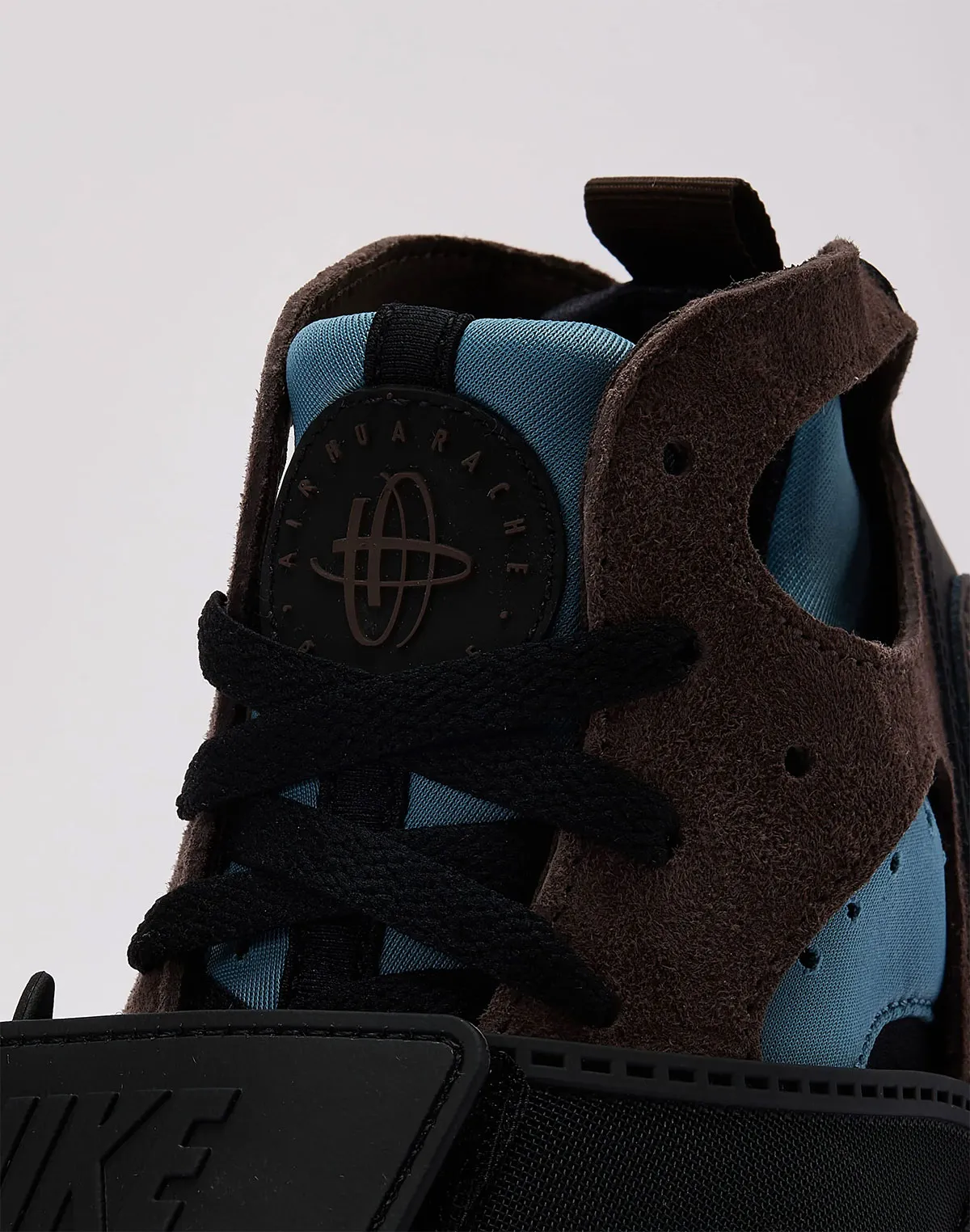 La Nike Air Trainer Huarache « Velvet Brown » débarque enfin aux USA : un retour culte des années 90
