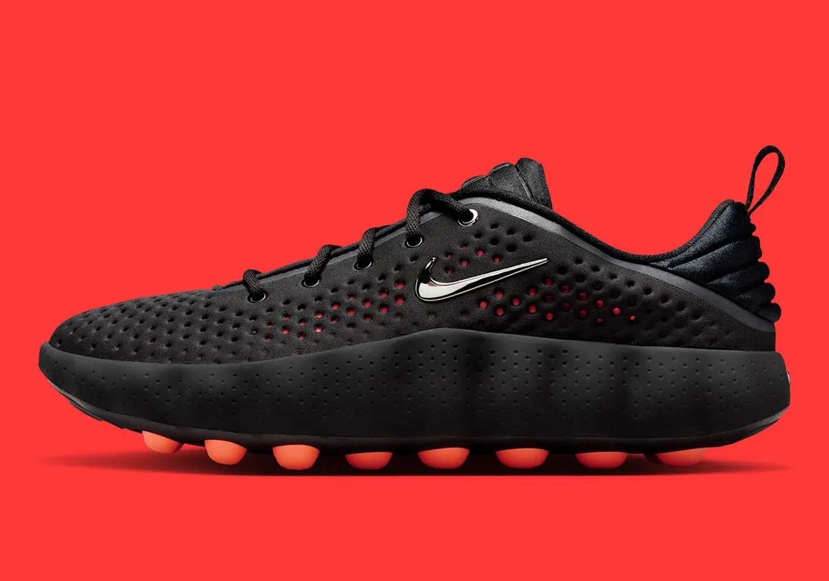 Nike Mind 002 Black Hyper Crimson 1 Nike Mind 002 « Black/Hyper Crimson » : la sneaker qui réveille la connexion entre votre pied et votre cerveau