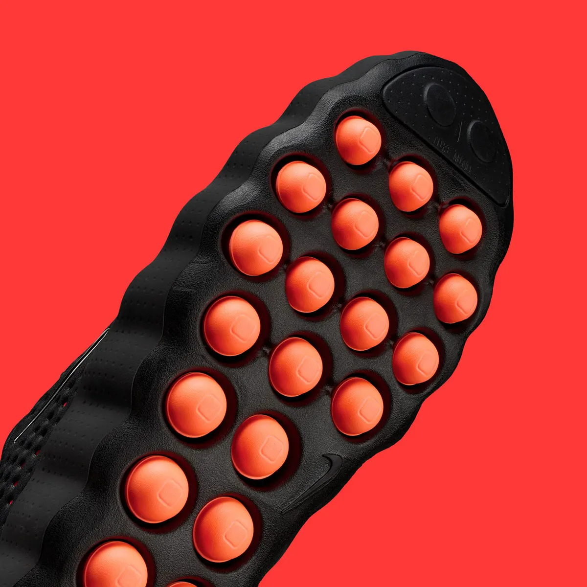 Nike Mind 002 Black Hyper Crimson 7 Nike Mind 002 « Black/Hyper Crimson » : la sneaker qui réveille la connexion entre votre pied et votre cerveau