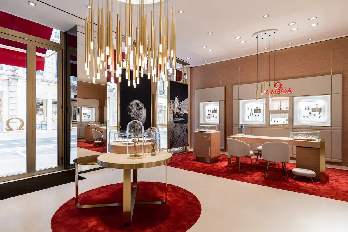 OMEGA Nouvelle boutique a Lyon 1 OMEGA inaugure à Lyon une boutique d’exception inspirée par ses exploits lunaires