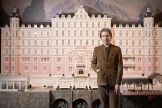 Rétrospective Wes Anderson au Design Museum : 600 objets inédits dévoilés à Londres