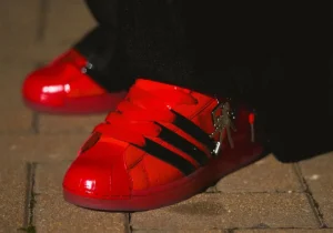 Lamine Yamal dévoile la Sp5der x adidas Superstar « Red/Black » : l’une des sneakers les plus attendues de 2026