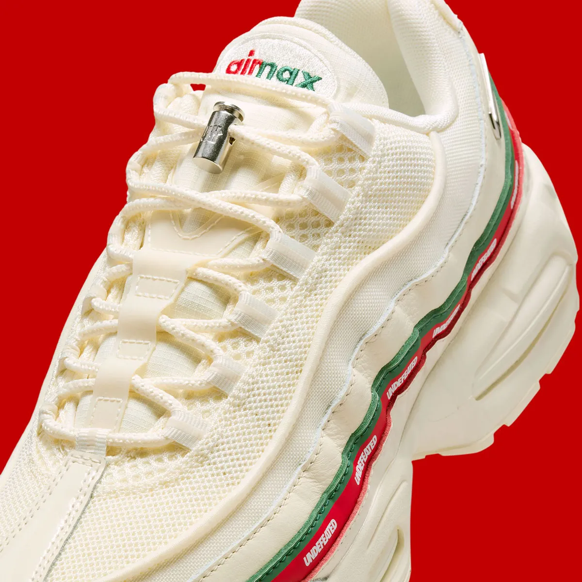 UNDEFEATED x Nike Air Max 95 « Sail » : la version premium inspirée de Gucci arrive pour les fêtes 2025