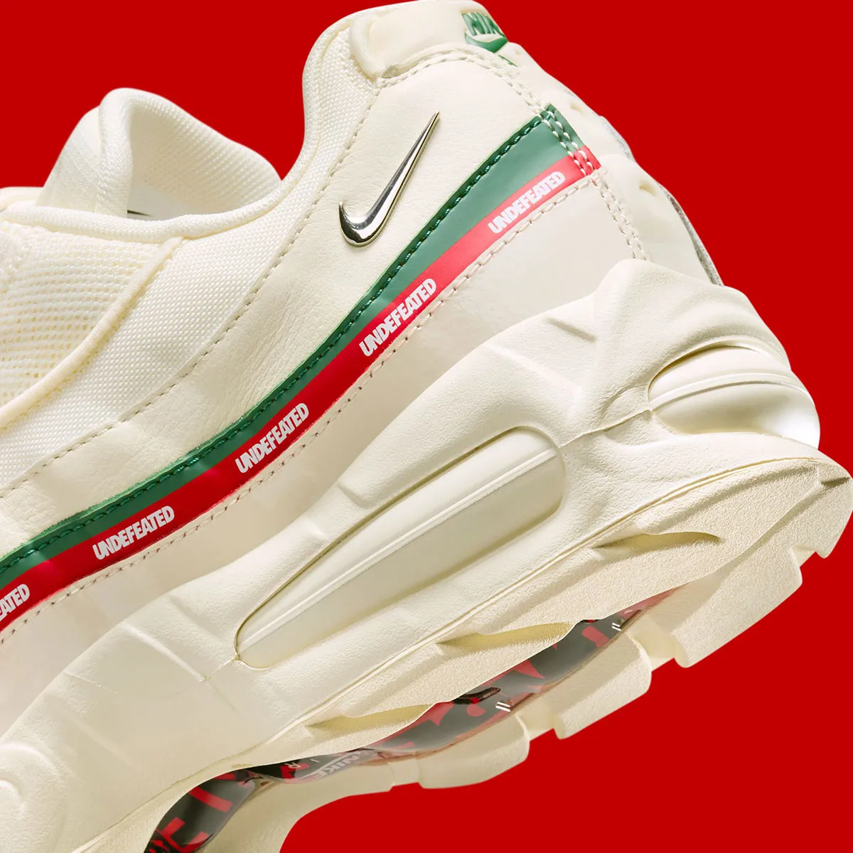 UNDEFEATED x Nike Air Max 95 « Sail » : la version premium inspirée de Gucci arrive pour les fêtes 2025