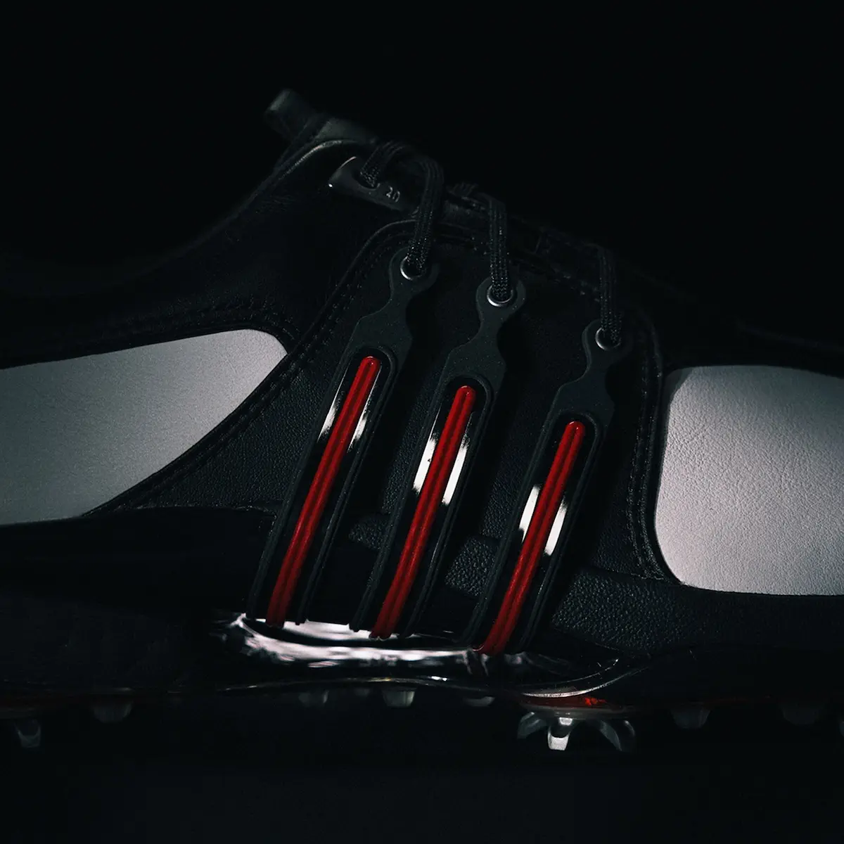 adidas TOUR360 fête ses 20 ans : retour du modèle culte de 2005 avec des technologies futuristes