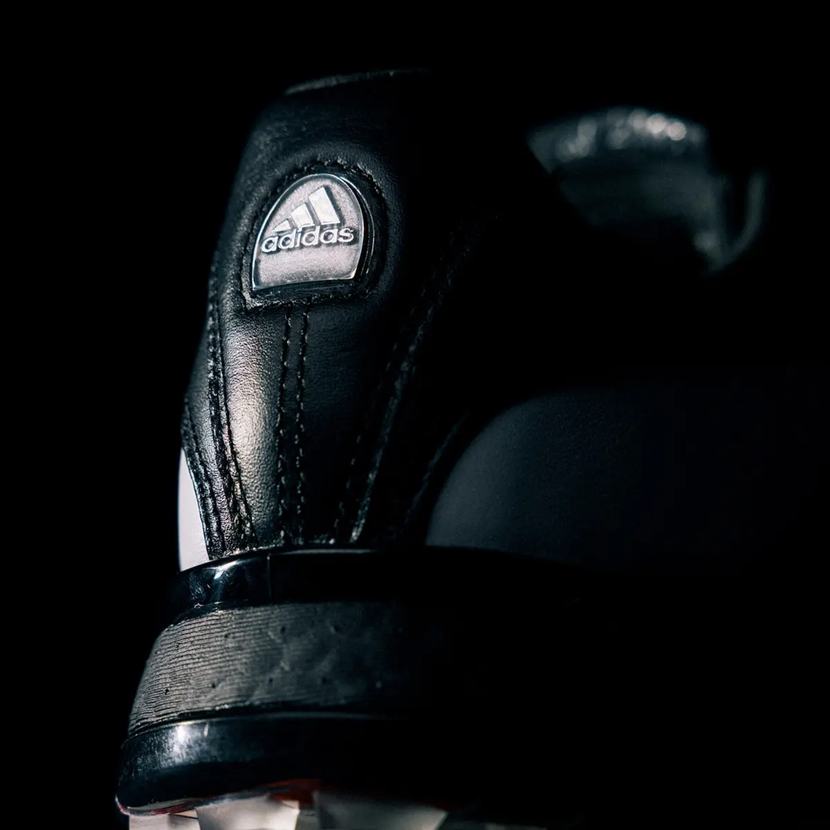 adidas TOUR360 fête ses 20 ans : retour du modèle culte de 2005 avec des technologies futuristes