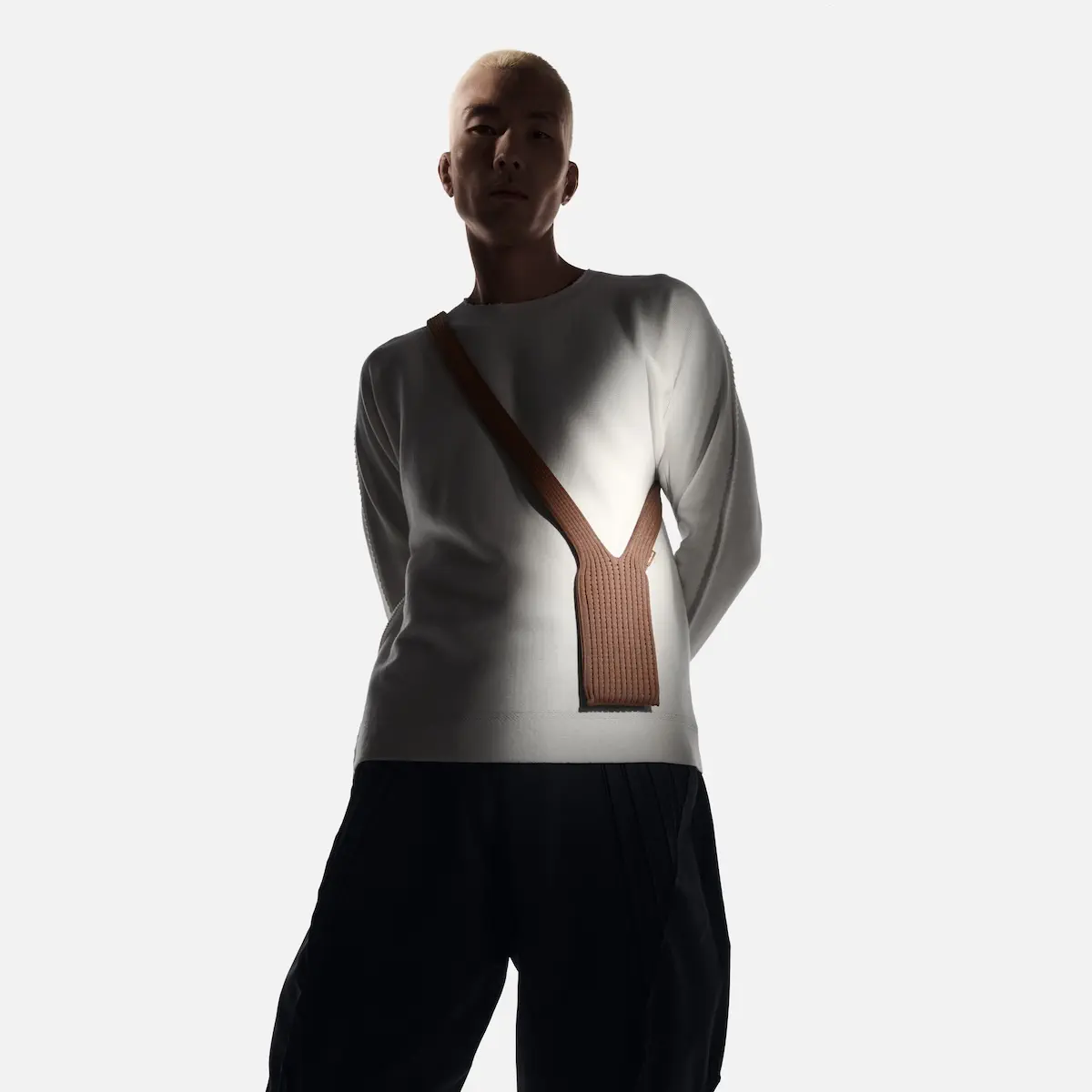 Apple x ISSEY MIYAKE : l’iPhone Pocket réinvente l’accessoire textile high-tech