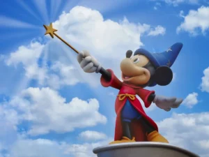Disney investit 1 milliard de dollars dans OpenAI et autorise ses personnages sur Sora