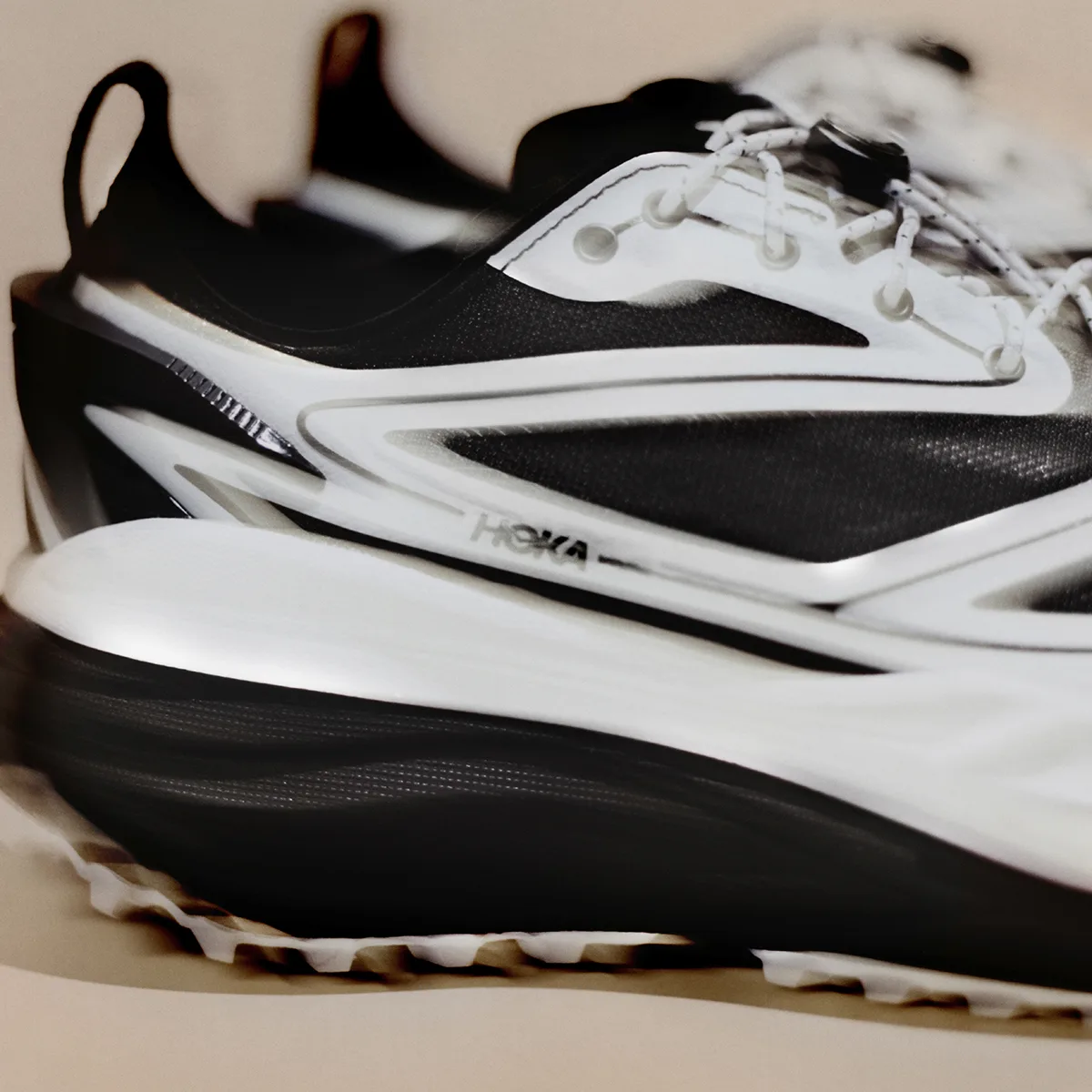 Avec la Stinson One7+, HOKA et Dover Street Market réinventent la chaussure de trail urbaine