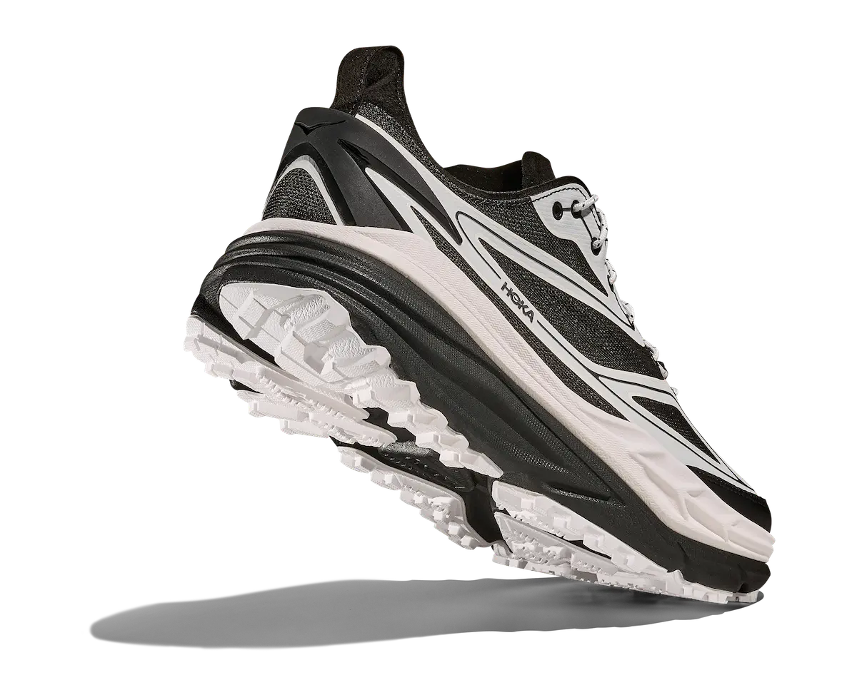 Avec la Stinson One7+, HOKA et Dover Street Market réinventent la chaussure de trail urbaine