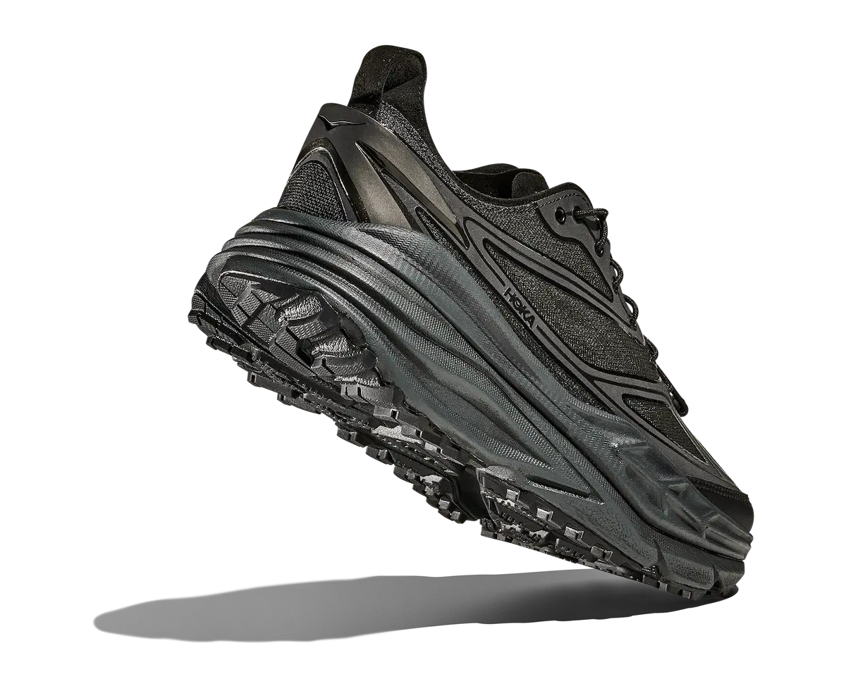 Avec la Stinson One7+, HOKA et Dover Street Market réinventent la chaussure de trail urbaine