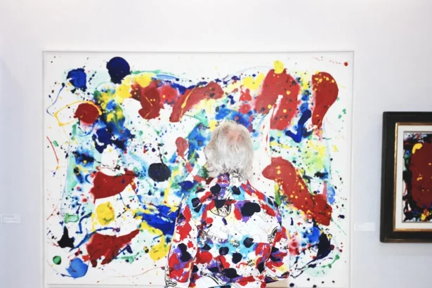 Martin Parr au Jeu de Paume : une rétrospective coup-de-poing sur cinquante ans de dérives contemporaines