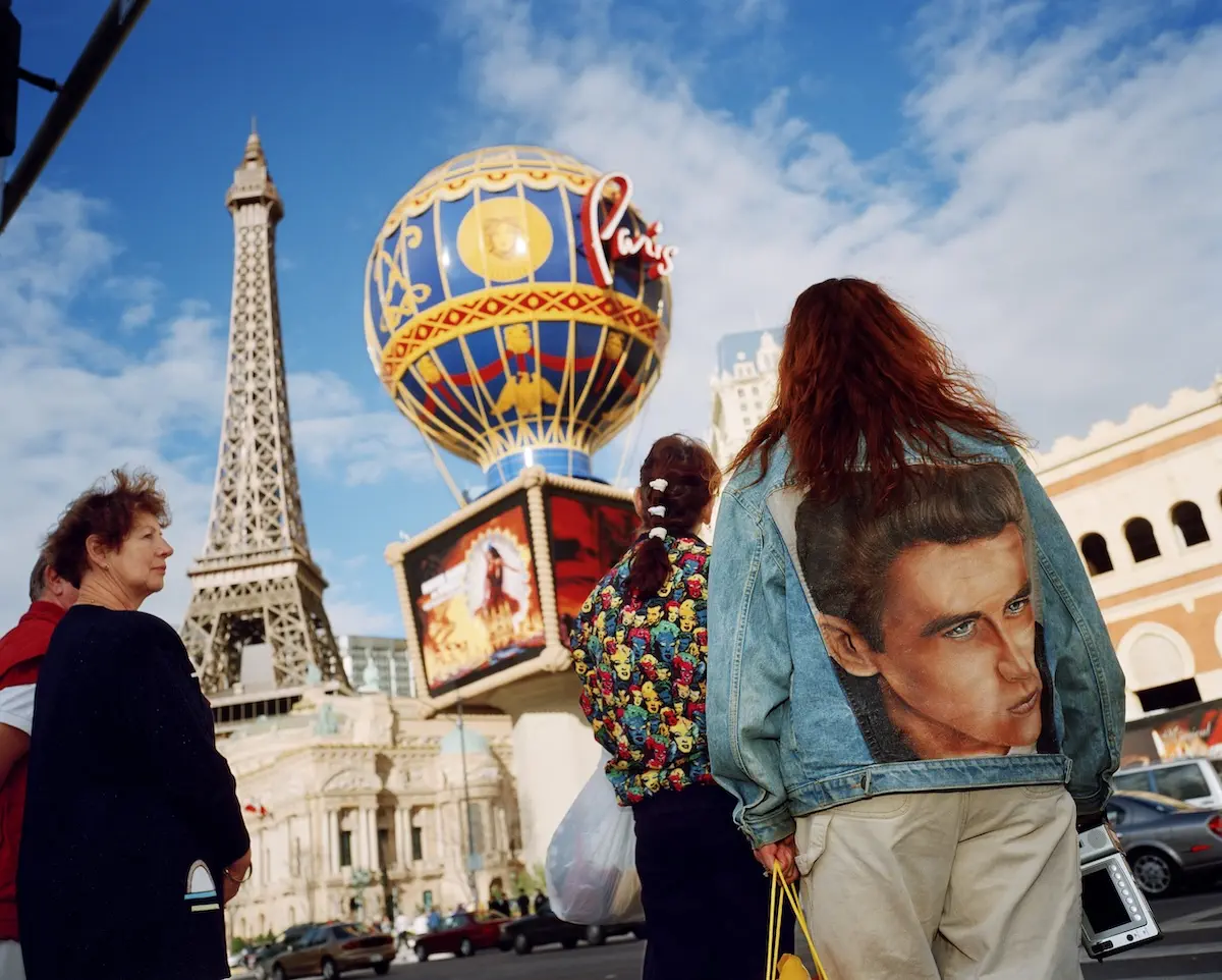 Martin Parr au Jeu de Paume : une rétrospective coup-de-poing sur cinquante ans de dérives contemporaines