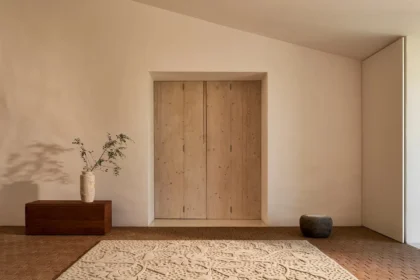 Dans l’Alentejo, la matière parle : Ferreira de Sá tisse un paysage en treize tapis poétiques