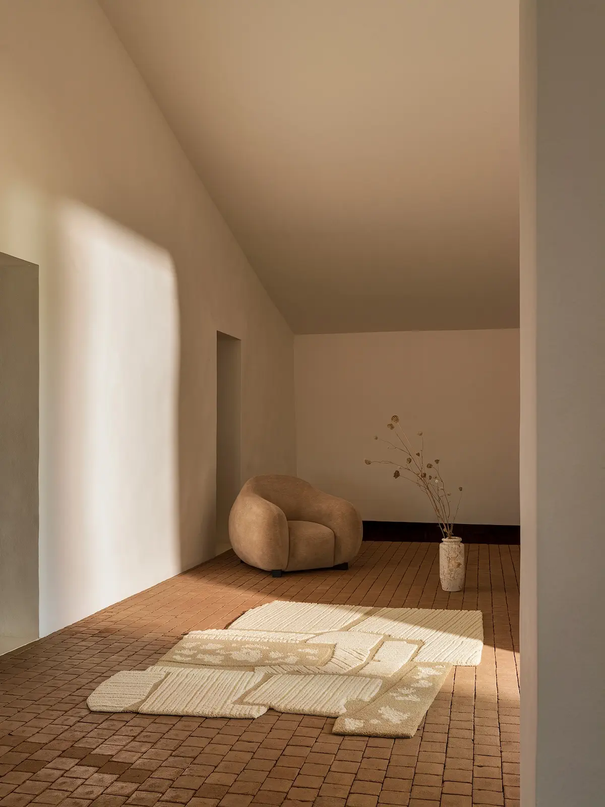 Dans l’Alentejo, la matière parle : Ferreira de Sá tisse un paysage en treize tapis poétiques