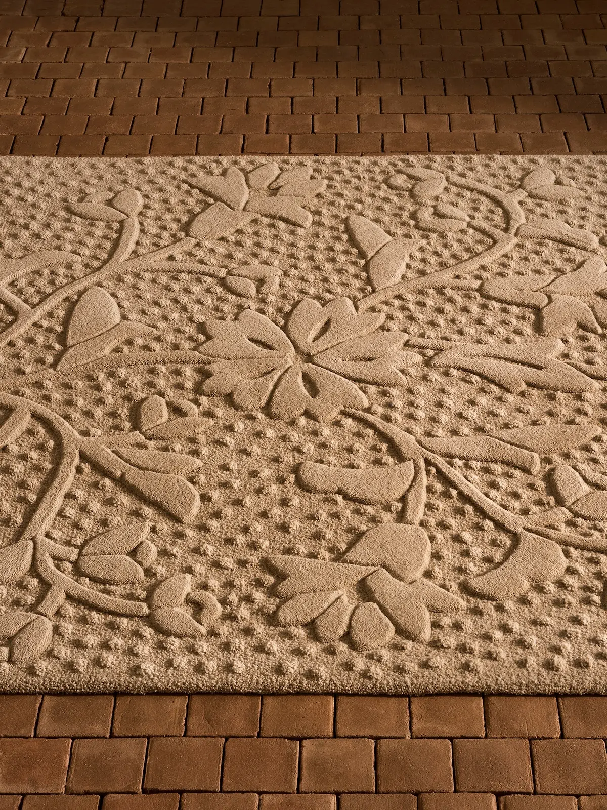 Dans l’Alentejo, la matière parle : Ferreira de Sá tisse un paysage en treize tapis poétiques